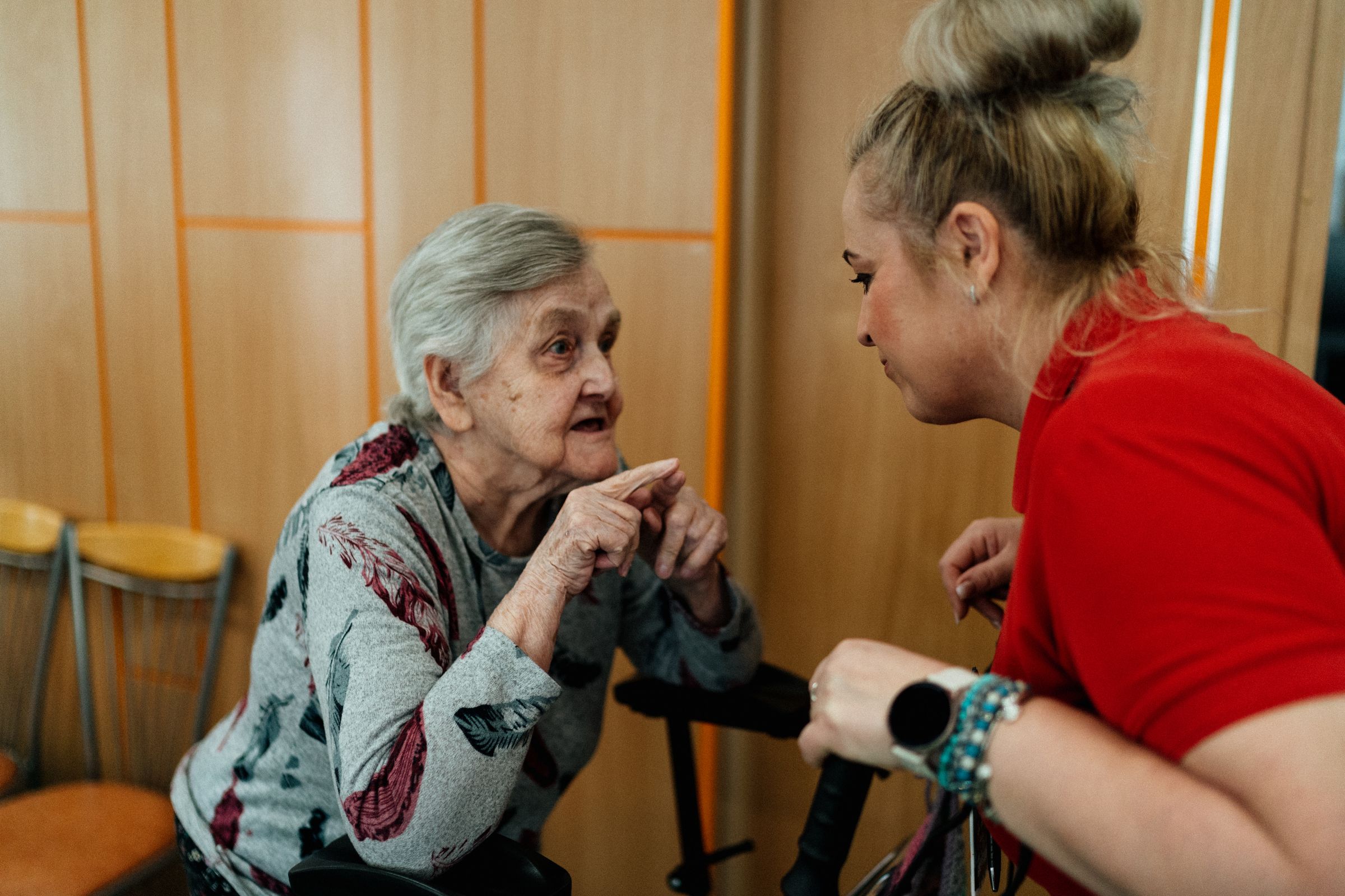 Betreuungskraft im persönlichen Gespräch mit Seniorin