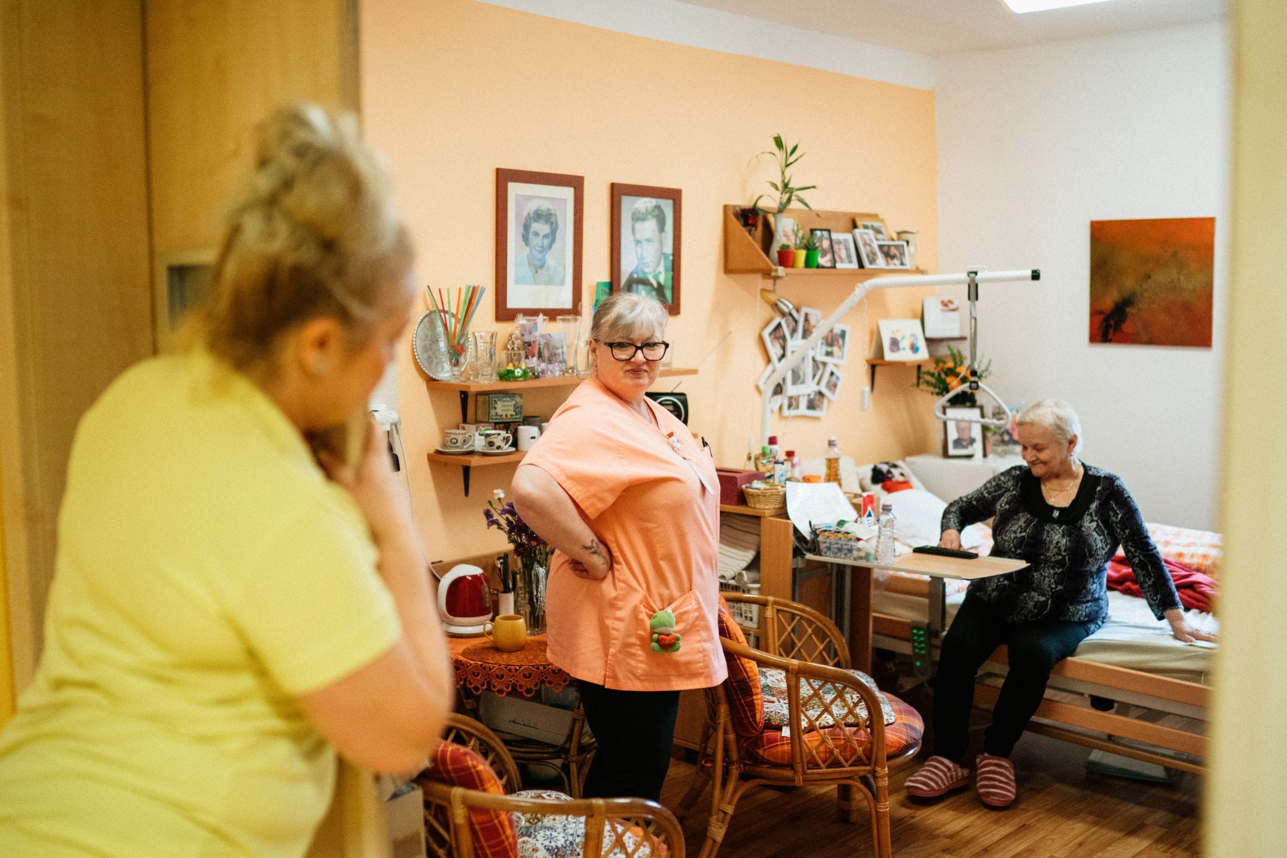 Hausbesuch der Pflegekraft im Wohnzimmer der Seniorin