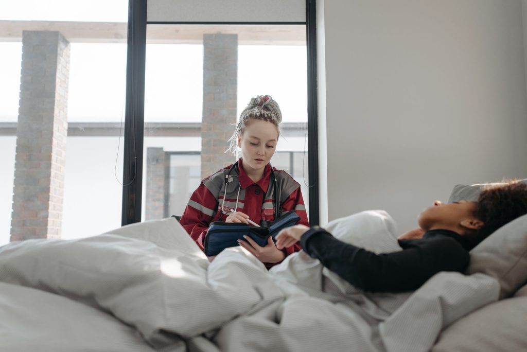 Pflegeberatung im persoenlichen Gespraech am Bett