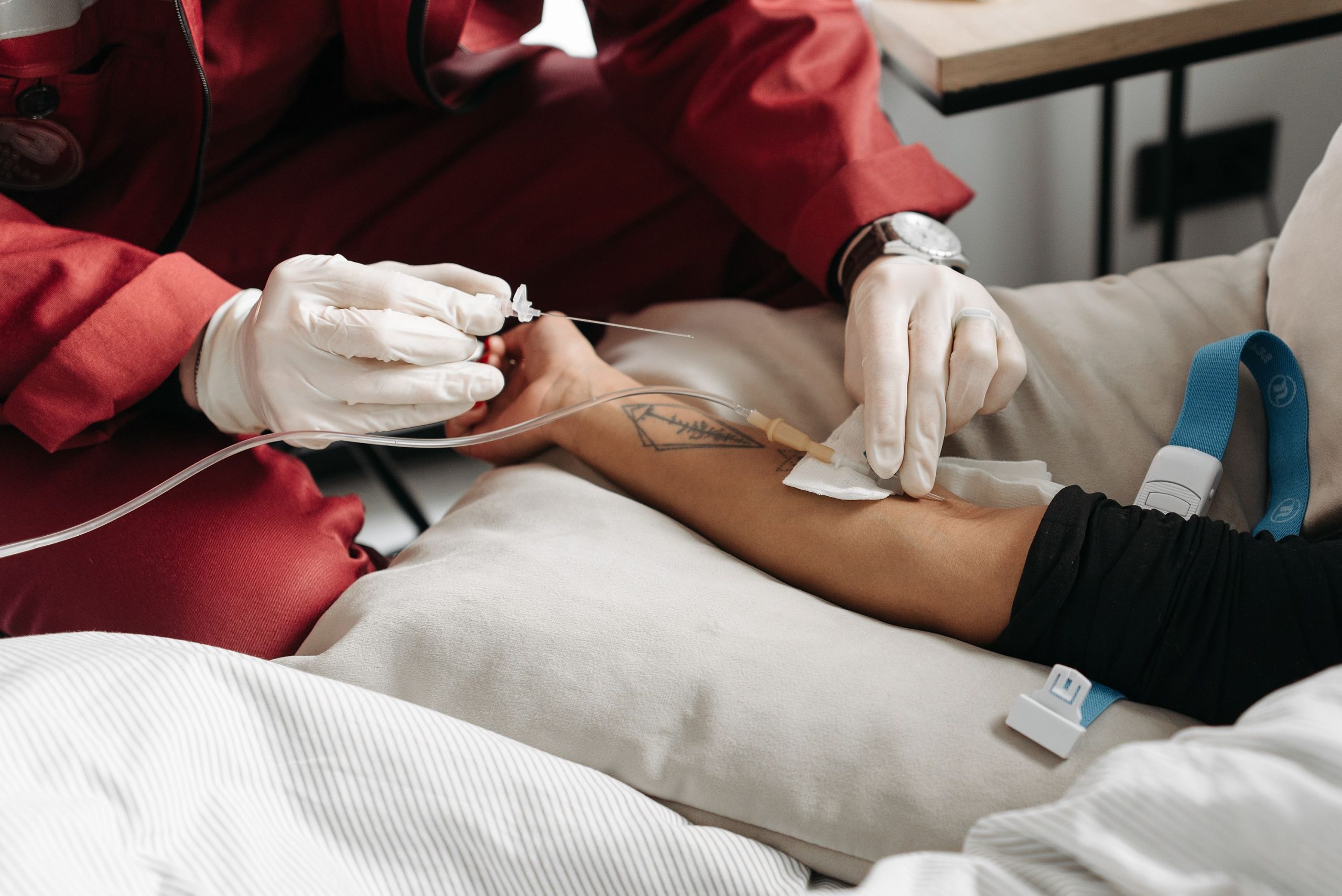 Mobile Krankenpflege misst Vitalwerte am Pflegebett